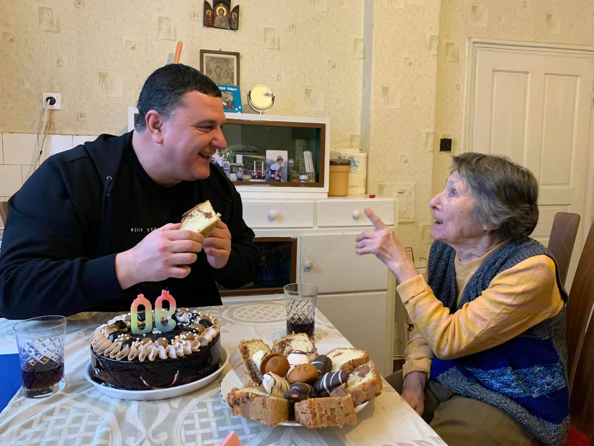  Кметът Росен Добрев и 90-годишната Надежда Райкова 